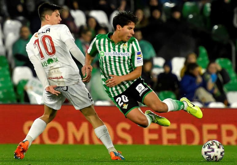 Paco Jémez, extécnico de Cruz Azul y ahora entrenador del Rayo Vallecano de España, ha vuelto a mostrar interés en hacerse de los servicios de Diego Lainez, quien milita en el Betis de Sevilla. (ARCHIVO)