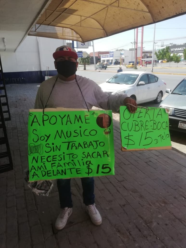 Desde hace 15 años se dedica a la música, pero debido a la contingencia de salud se quedó sin ingresos. (EL SIGLO DE TORREÓN)