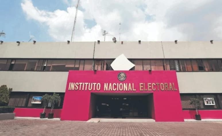 La Comisión de Quejas y Denuncias del Instituto Nacional Electoral (INE) aprobó dictar medidas cautelares para dos cartas que se han enviado desde el gobierno federal para el otorgamiento de microcréditos para el bienestar. (ARCHIVO)