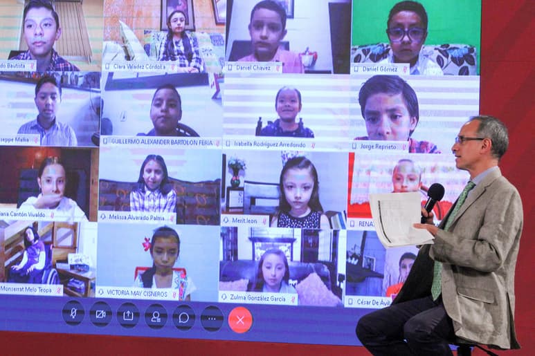 En conferencia de prensa dedicada a contestar preguntas de niños por ser su día, el subsecretario de Prevención y Promoción de la Salud, Hugo López–Gatell Ramírez, dio a conocer que en esta dinámica, se recibieron más de 3 mil 500 preguntas y dibujos. (NOTIMEX)