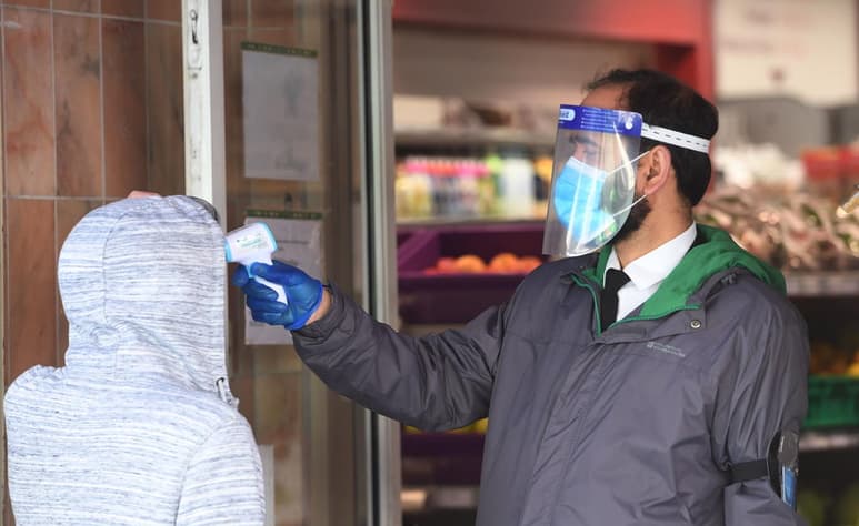 A pesar de que el Reino Unido ya ha superado el pico de la epidemia, las medidas de distanciamiento social para tratar de frenar los contagios deberán mantenerse todavía por un tiempo indefinido, argumentó Jenrick.
(EFE)