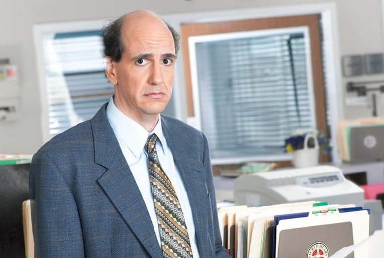 El actor estadounidense Sam Lloyd, reconocido por su papel como el abogado 'Ted Buckland' en la serie Scrubs, falleció a los 56 años tras batallar con el cáncer. (ESPECIAL)
