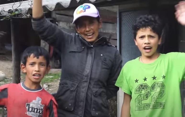Nubia y sus dos pequeños hijos son los encargados. (CAPTURA)