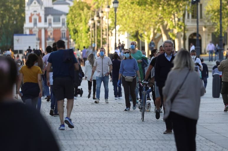 A pesar de la tendencia positiva, España superó la cifra de las 25,000 muertes por COVID. (EFE)