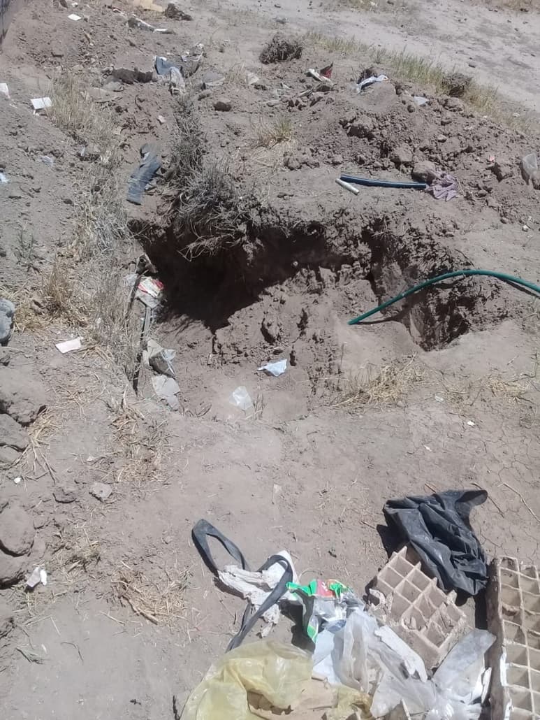 Los habitantes de Villa Nazareno han tenido que abrir pozos en el suelo para poder extraer agua; piden apoyo de las autoridades. (EL SIGLO DE TORREÓN)