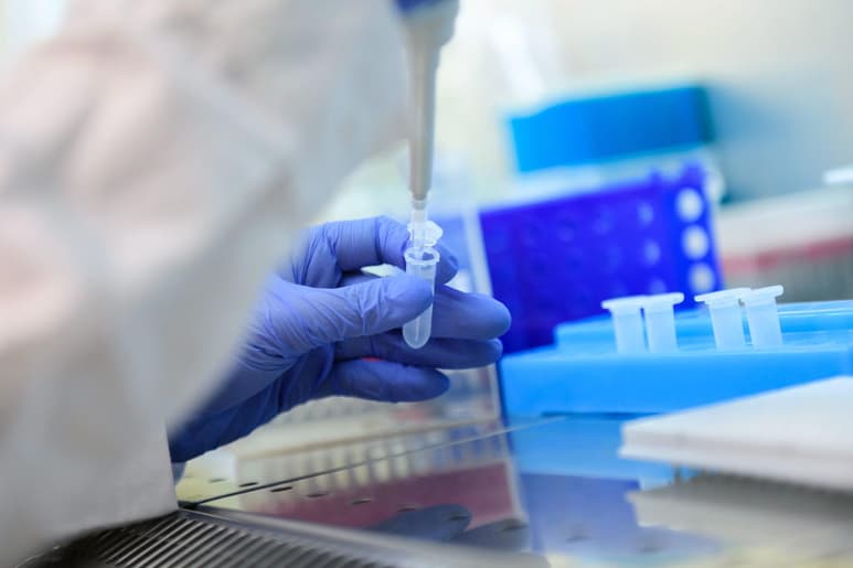 El medicamento antiviral Remdesivir, que se administra por vía intravenosa, estará disponible para algunos de los pacientes más graves de la COVID-19 en EUA esta semana. (ARCHIVO)