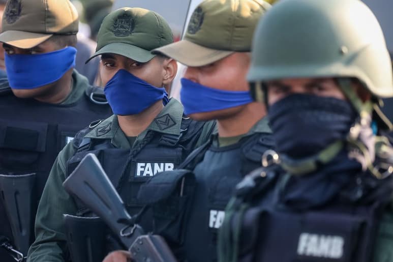 Un grupo de militares venezolanos, algunos retirados, ha difundido este domingo varios videos en la red social Twitter en los que se adjudican la autoría de lo que el Gobierno de Nicolás Maduro ha calificado como una 'invasión frustrada'. (ARCHIVO)