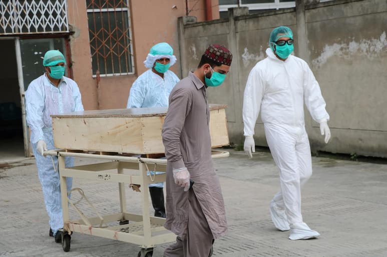 La cifra de muertos por el nuevo tipo de coronavirus aumentó hoy a 246 mil 27, según el balance de la Universidad Johns Hopkins (JHU), mientras que los reportes por contagios de la COVID-19 sumaron 3 millones 489 mil 194. (EFE)