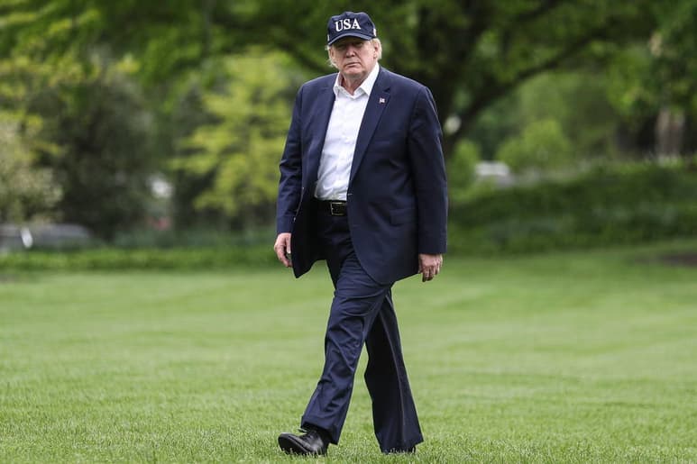 Donald Trump se prepara para sortear las preguntas de la población estadounidense sobre las decisiones tomadas por algunos estados de autorizar la reapertura de negocios. (ARCHIVO)