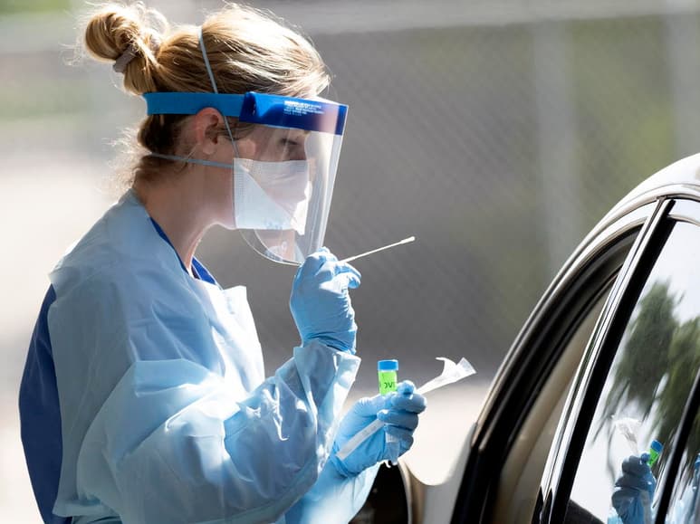 Las autoridades estadounidenses anularon una decisión que permitía la venta de decenas de pruebas de sangre para el coronavirus sin certificación de que funcionaban. (ARCHIVO)