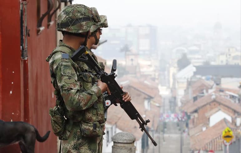 La Comisión de la Verdad de Colombia pidió este lunes al Ministerio de Defensa que le entregue los documentos sobre el espionaje del Ejército a periodistas, políticos y defensores de derechos humanos. (ARCHIVO)