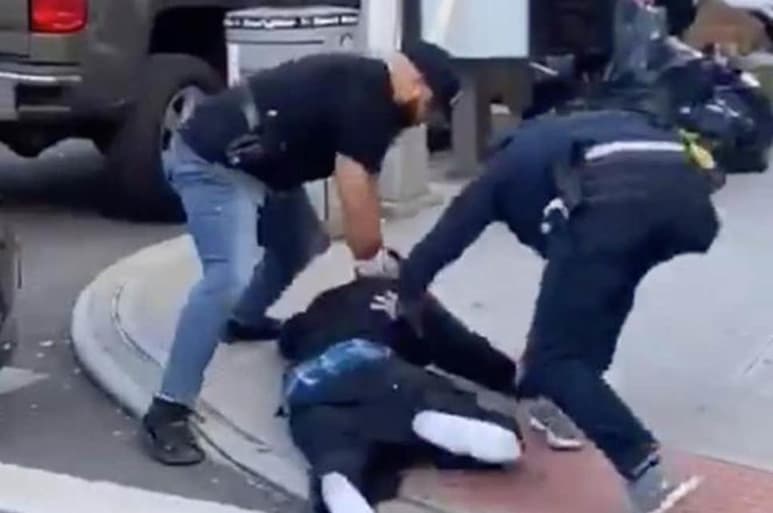 La Policía de Nueva York está investigando un arresto violento grabado en vídeo que ha causado polémica, en el que se ve a un agente de incógnito dando puñetazos a una persona en el suelo tras una aparente infracción del distanciamiento social. (ESPECIAL)