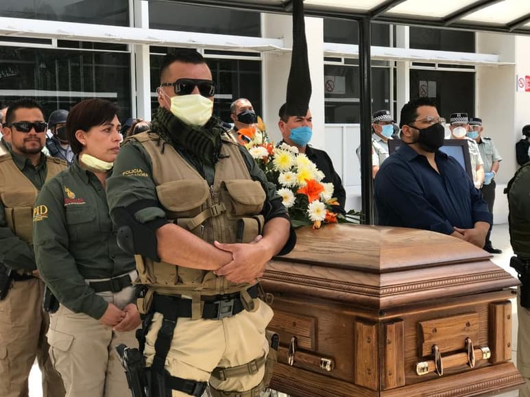 El evento se llevó a cabo en punto de las 14:00 horas en el patio principal de las instalaciones de la Fiscalía General del Estado de Durango.
(EL SIGLO DE TORREÓN)