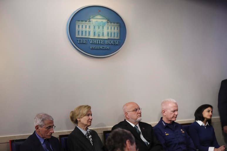 El gobierno del presidente estadounidense, Donald Trump, prohibió a los miembros del grupo de trabajo contra el COVID-19 testificar en el Congreso en mayo, como parte de la investigación que el Legislativo realiza sobre la respuesta de la administración ante la pandemia. (ARCHIVO)