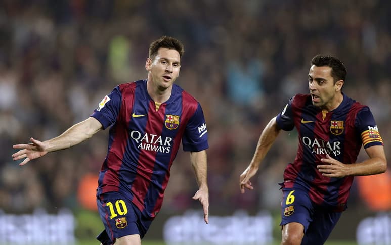 Messi (i) y Xavi Hernández (d) fueron compañeros en Barcelona. (ARCHIVO)