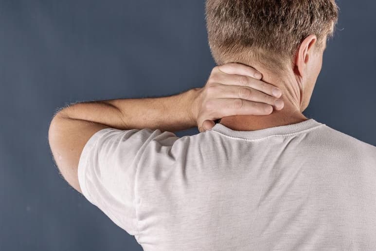 La espondilosis cervical es una degeneración de los discos intervertebrales y de las vértebras del cuello que ejerce presión sobre la médula espinal, por lo general, suele ser causada por artrosis. (ESPECIAL)
