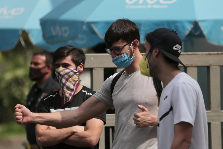 Desde el 1 de mayo los contagios diarios se sitúan en la franja de los 80,000 y los 90,000 nuevos casos, mientras que hay fuertes oscilaciones en las muertes reportadas por jornada globalmente. (EFE)