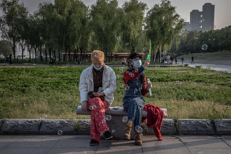 El gobierno de la ciudad de Wuhan reportó hoy que la provincia de Hubei, posible lugar de origen de la COVID-19, llegó a 31 días sin contagios del virus causante de la enfermedad. (ARCHIVO)