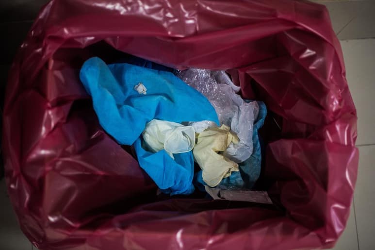 Con el fin de establecer acciones y disminuir la propagación del coronavirus (COVID-19), las autoridades ambientales en Perú elaboraron un Protocolo para el manejo de residuos sólidos con el propósito de proteger a las personas y al ambiente. (ARCHIVO)