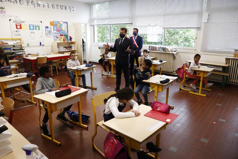 El presidente francés, Emmanuel Macron, acudió hoy a una escuela en la que algunos alumnos tomaban clases, para defender el retorno a las aulas después de que el Senado rechazara la propuesta del ejecutivo. (ARCHIVO)