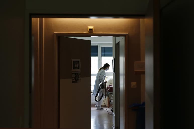 Un médico parisino aseguró que atendió al primer paciente con COVID-19 de su país en diciembre de 2019, un mes antes del caso oficial reportado, pero que en su momento se le diagnosticó con neumonía. (EFE)