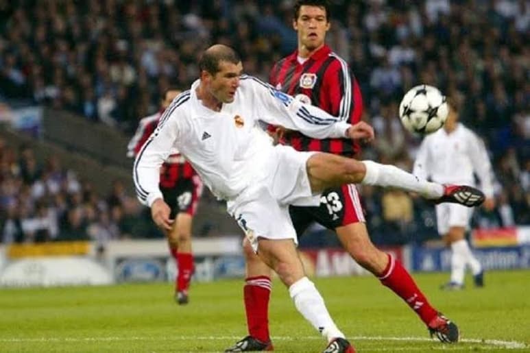 La revista France Football eligió los 50 mejores goles que se han anotado en el torneo y, como si no se hubieran disputado miles de partidos más, 18 años después de aquella noche en Glasgow, el tanto de Zizou' arrasó. (ARCHIVO)