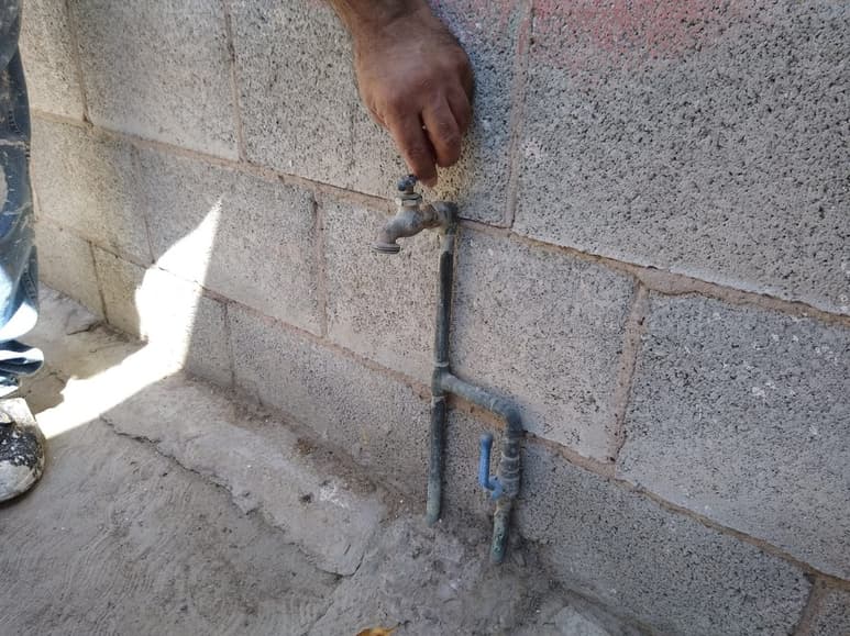 Vecinos del fraccionamiento Quintas Tamarindos reclaman que Simas no ha resuelto el problema. (EL SIGLO DE TORREÓN)