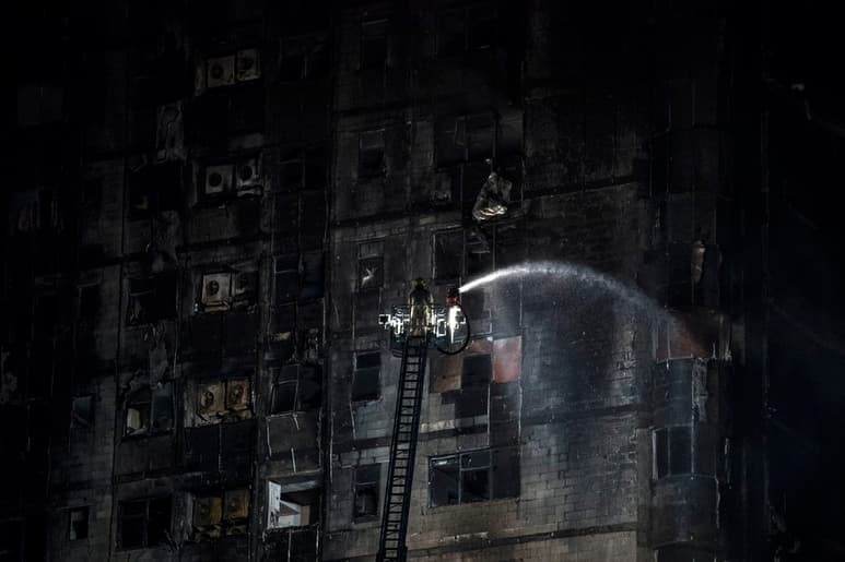El incendio inició alrededor de las 9 de la noche, poco después de que terminaran la cena 'iftar'. (EFE)