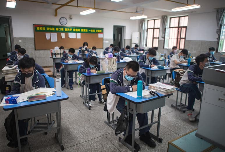 En la ciudad de Wuhan, capital de la provincia de Hubei, se reanudaron hoy las clases en 121 instituciones educativas, después de cinco meses de que éstas permanecieran cerradas a causa del nuevo coronavirus. (ARCHIVO)