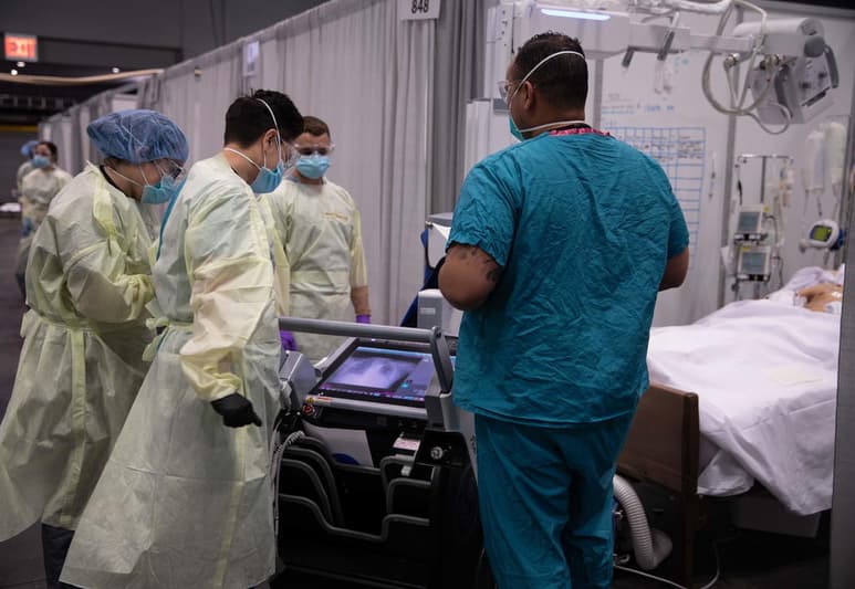 El estado de Nueva York registró este miércoles un ligero repunte de fallecidos por COVID-19 y sigue viendo un descenso en los nuevos casos, pero la mayoría de hospitalizados en los últimos tres días habían estado en casa. (ARCHIVO)