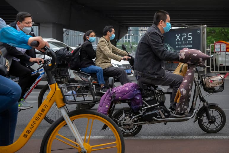 China considera prioridad salvar vidas antes que investigar. (AP)