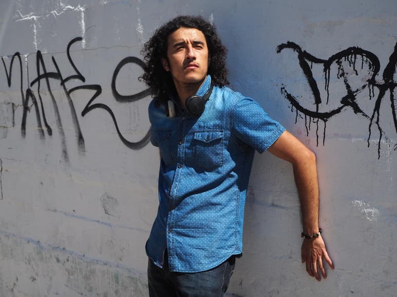 Proceso. El joven músico lagunero contó que el reggae, las baladas y el rap, fueron parte de su exploración sonora por ello su propuesta alternativa. (EL SIGLO DE TORREÓN / Emmanuel Azuara)