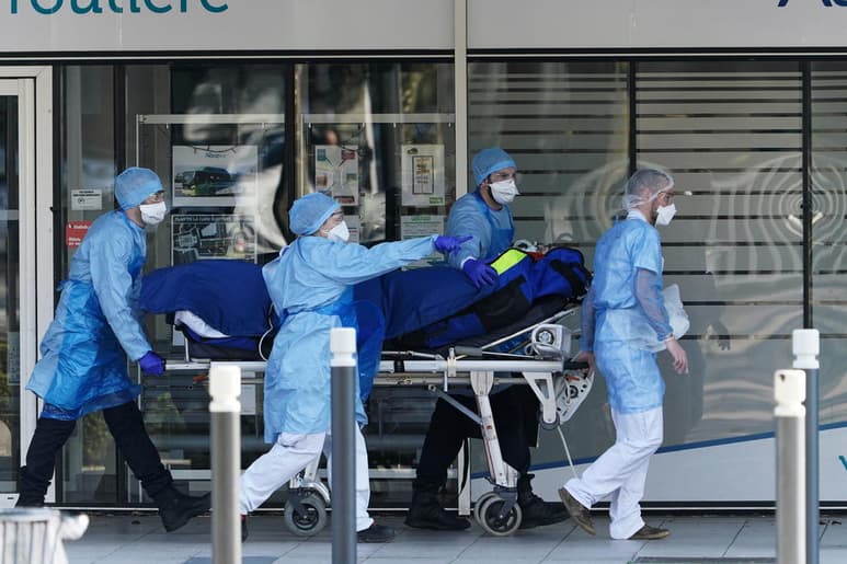 Francia anunció este jueves que ha contabilizado 178 muertes por coronavirus en las últimas 24 horas, con lo que suma 25,987 fallecidos desde el inicio de la epidemia. (ARCHIVO)