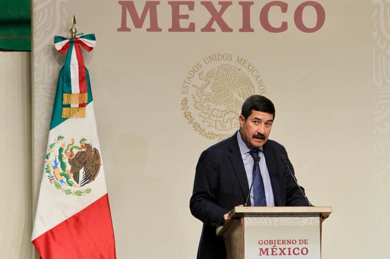 El gobernador de Chihuahua, Javier Corral, anunció que se confinará en los próximos días, luego de tener contacto con el alcalde de Ciudad Juárez, Armando Cabada, quien dio positivo a COVID-19. (ARCHIVO)