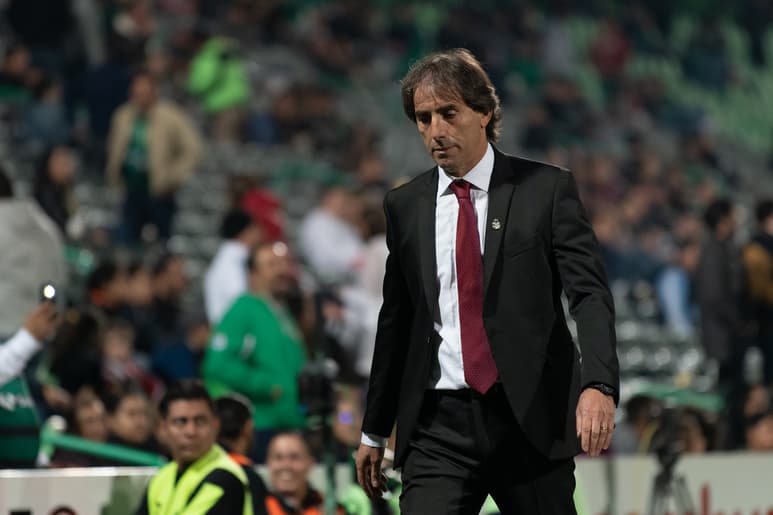 Durante entrevista con un programa de radio, Almada lamentó que sus jugadores no han podido entrenar como se debe y admitió que Brian Lozano y Fernando Gorriarán son buscados por otros equipos. (JORGE MARTÍNEZ)