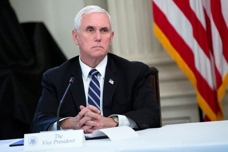 Un asistente personal del vicepresidente de Estados Unidos, Mike Pence, dio positivo por COVID-19. (ARCHIVO) 