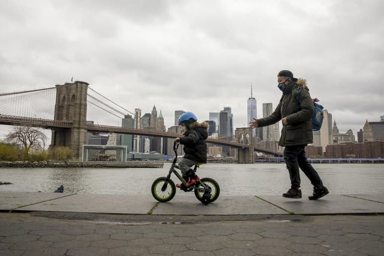 Un niño de cinco años falleció este jueves en Nueva York 'por complicaciones relacionadas con el COVID-19'. (ARCHIVO) 