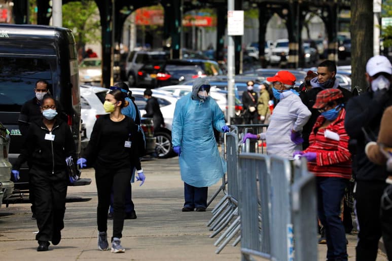 El gobernador de Nueva York, Andrew Cuomo, anunció este viernes que el número de fallecidos diarios por el nuevo coronavirus continúa estable por debajo de 300 y celebró que 'la bestia está huyendo'. (ARCHIVO)