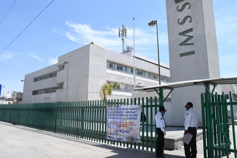 Personal del IMSS 46 de Gómz Palacio reprobaron todo tipo de violencia contra la mujer y condenaron el asesinato de tres compañeras. (EL SIGLO DE TORREÓN)