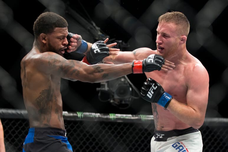 Justin Gaethje (d) se enfrentará a Tony Ferguson por el título interino de peso ligero en UFC 249, que se llevará a cabo en Jacksonville, Florida.