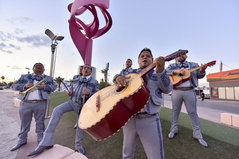 Desde las 19:30 horas de todos los días, llegan los distintos grupos de mariachis al mismo lugar (bulevar Independencia y Mariano López Ortiz de Torreón), en espera de poder ser contratados.