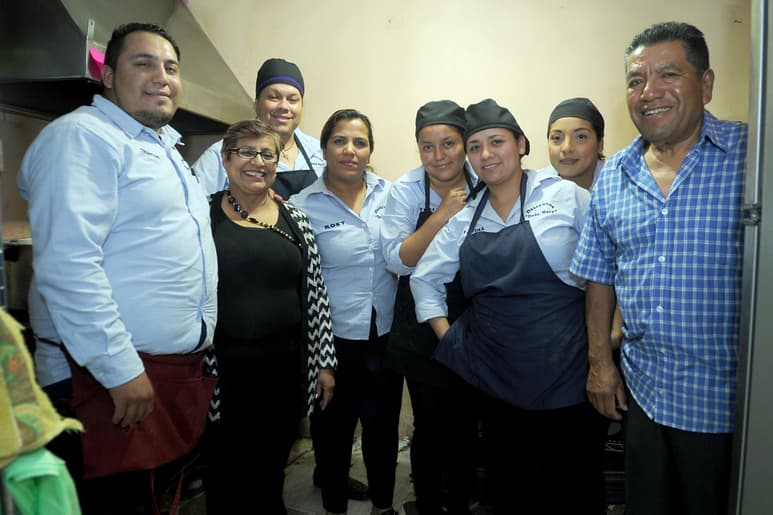 Doña Mary mantiene abierto su comedor para apoyar la economía de sus trabajadores. (ESPECIAL)