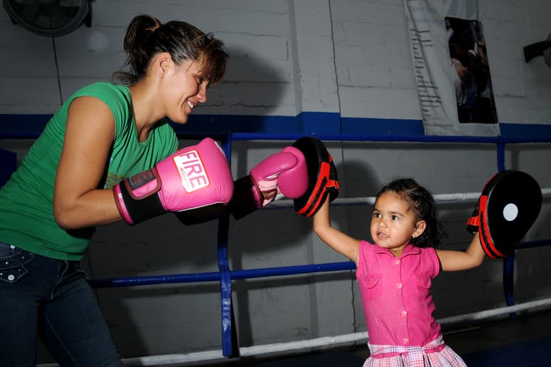 La boxeadora lagunera Yazmín Rivas ha sabido combinar el trabajo arriba del cuadrilátero con la difícil labor de ser madre. (Especial)
