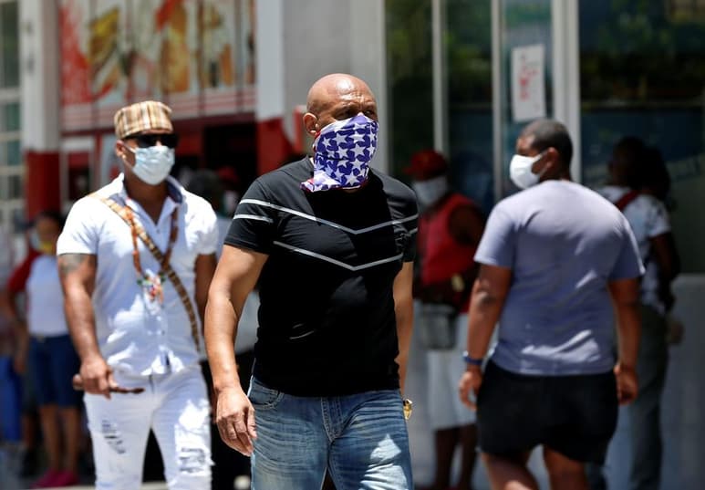 En un esfuerzo por cortar la cadena de contagios de personas infectadas por el nuevo coronavirus pero asintomáticas, Cuba comenzará a hacer pruebas masivas y al azar a la población. (ARCHIVO) 