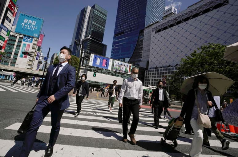 El aplazamiento del estado de emergencia en Japón y el cierre de negocios en todo el archipiélago, ha hecho que 57 por ciento de los japoneses esté insatisfecho con la respuesta del primer ministro Shinzo Abe al coronavirus. (ARCHIVO)