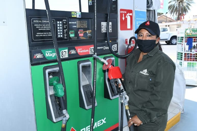 La labor de Vero consiste en despachar gasolina a cientos de automovilistas de la Comarca Lagunera. Sus hijos Pedro, Jared Alejandro y Salma Verónica la felicitaron por teléfono desde temprano. (Verónica )