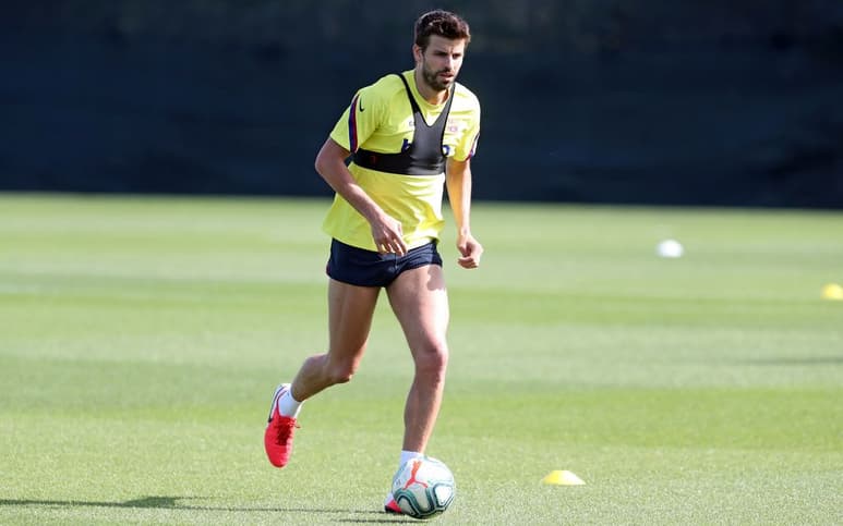 El futbolista del Barcelona, Gerard Piqué, el viernes durante un entrenamiento individual en las instalaciones del equipo. (EFE)
