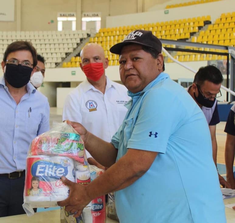 El popular réferi 'Chuletón' recibe agradecido su despensa. (ESPECIAL)