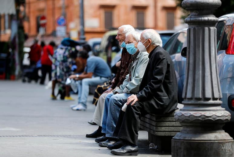 La evolución diaria de casos comunicados oficialmente por los países indica un aumento de 63,139 nuevos en las últimas 24 horas. (EFE)