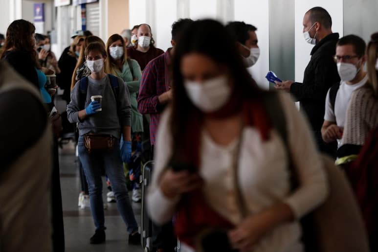 Las autoridades del Ministerio de Salud de Chile dieron a conocer este lunes las nuevas cifras diarias respecto al avance del coronavirus, contabilizando 1,197 nuevos casos que hacen un total de 30,063 contagiados, y 11 nuevos fallecimientos que llevan la cifra de muertes a 323. (ARCHIVO)